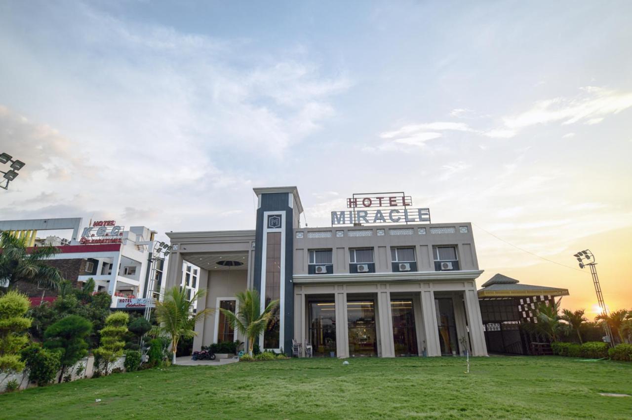 Hotel Miracle 2Km From Mahakal Temple Ujjain Exterior foto