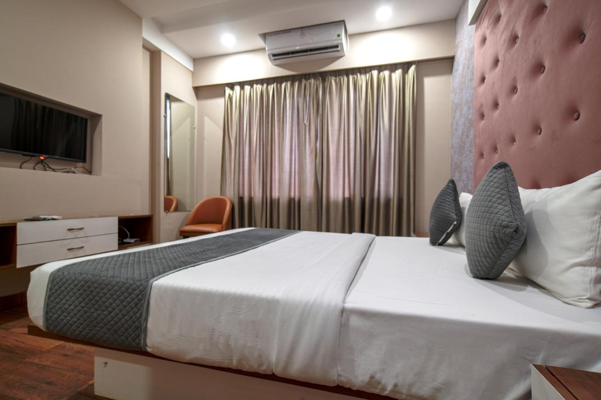 Hotel Miracle 2Km From Mahakal Temple Ujjain Exterior foto